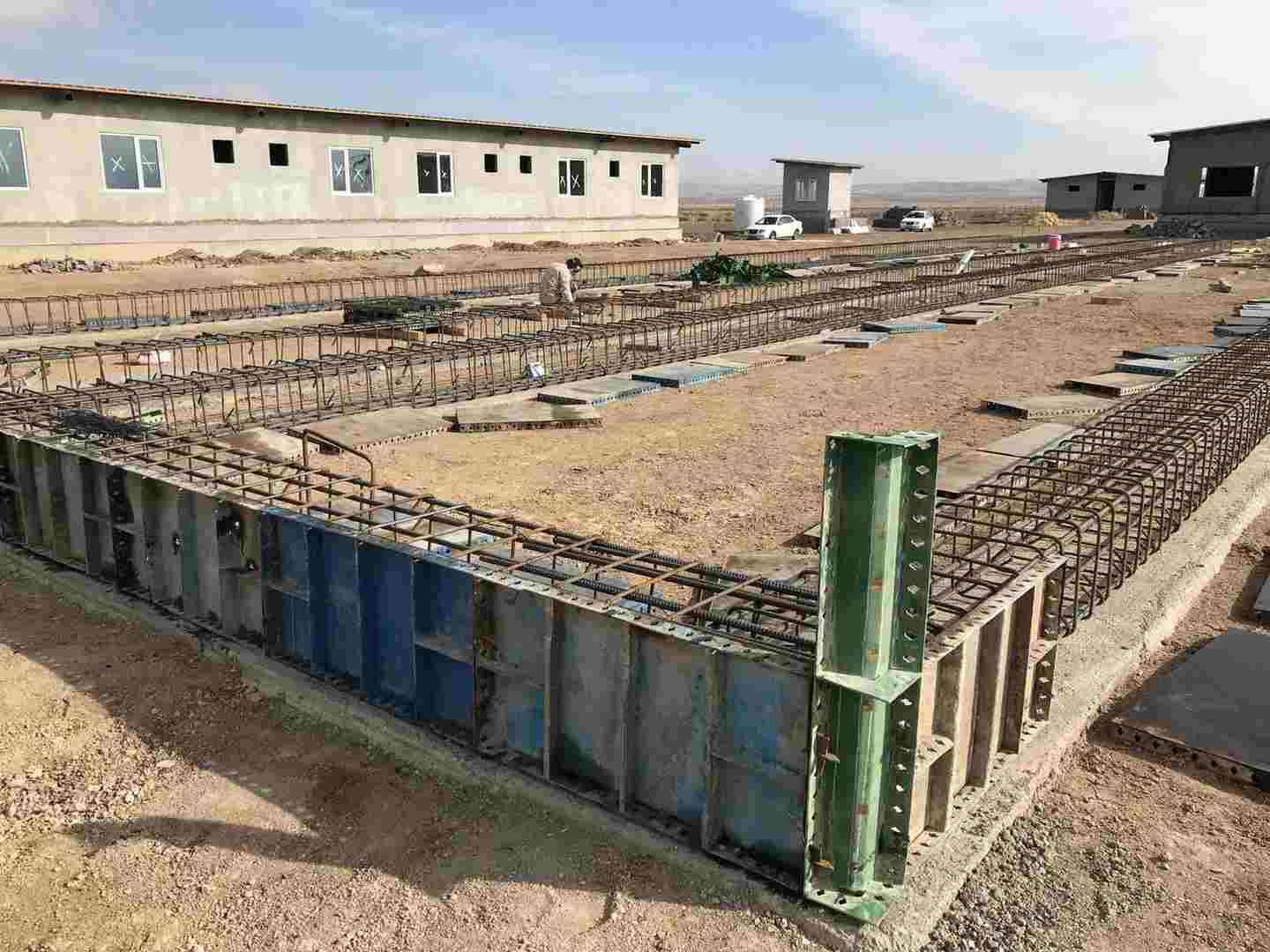 خوابگاه کارمندی ۲ اتمام آرماتوربندی و شروع قالب بندی فونداسیون2 (2)